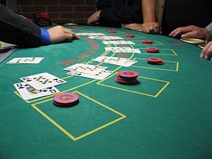 Blackjackdealer beschuldigd van valsspelen met gokkers